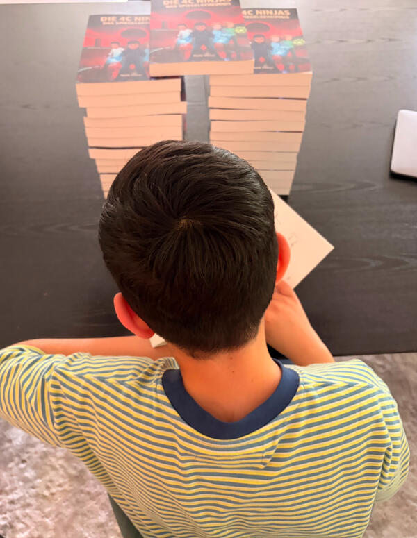 Porträt von Malik Ekinci, dem 10-jährigen Autor des Buches Die 4C Ninjas - Das Spiegelgeheimnis